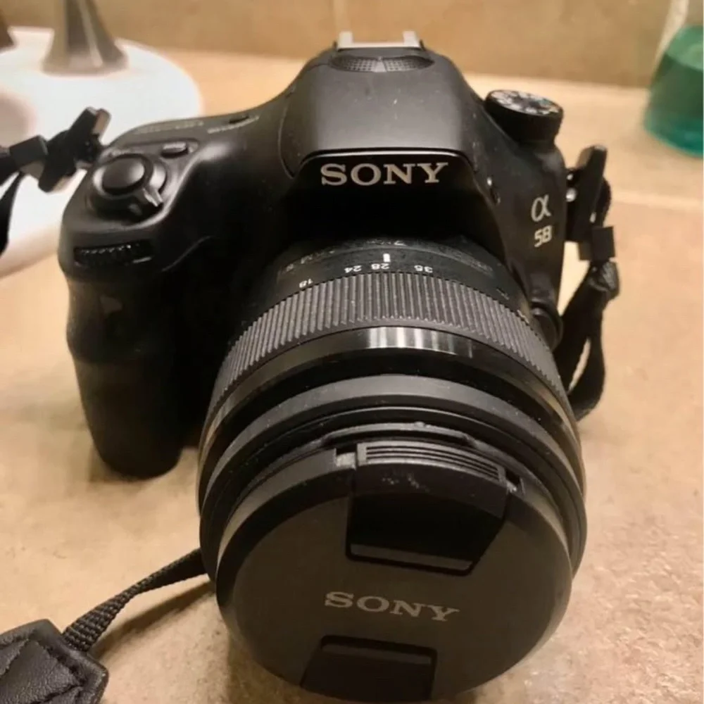 Sony SLR camera - Picture 1 of 3